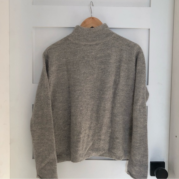Elizabeth & James | Mock Neck Sweater Light Grey Size Small - Picture 4 of 6